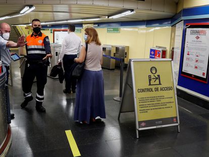 Controles de acceso en la estación de metro de Menendez Pelayo este lunes, primer día de la fase 1 de la desescalada en Madrid.