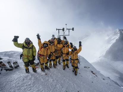 La expedición científica de National Geographic y Rolex después de instalar una de las estaciónes metereológicas del Everest.  ©National Geographic