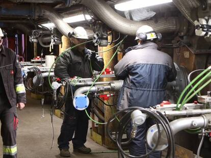 Operarios en una planta energ&eacute;tica.