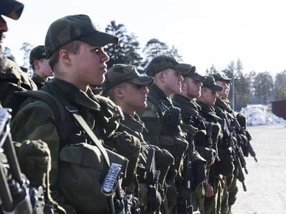 Soldados suecos, durante una inspecci&oacute;n el 2 de marzo de 2017 en Enkoping, al noroeste de Estocolmo. 