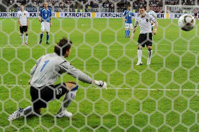 Schweinsteiger transforma uno de los penaltis ante Bosnia.