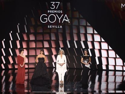 De izquierda a derecha, las actrices de 'Belle Époque' Ariadna Gil, Penélope Cruz, Míriam Díaz-Aroca y Maribel Verdú entregaban el Goya a mejor película en la 37ª edición de los premios, celebrada en Sevilla en febrero.