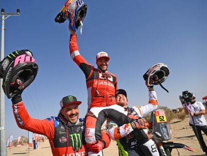 El británico Sam Sunderland, del equipo GasGas, celebra su victoria en la categoría de motos en la meta del Rally Dakar, en Yedda.