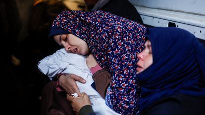 Una madre lloraba el domingo mientras abrazaba el cadáver de su bebé, en Rafah, en el sur de la franja de Gaza.