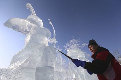 Un artista da los últimos toques a una escultura.