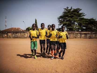 Una cancha para los niños de la calle en Bissau