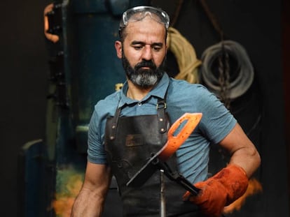 Miguel Barbudo, forjando un cuchillo de trinchera en una de las exigentes pruebas de 'Forjado a fuego'. En vídeo, una promoción del programa en Mega.