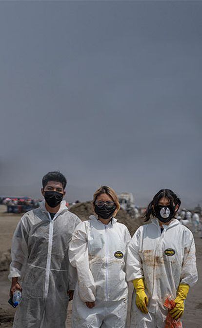 Los peruanos limpian el derrame de petróleo por su cuenta
