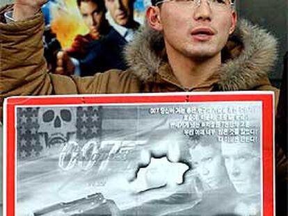 Un joven surcoreano se manifiesta en Seúl contra la última película de James Bond.