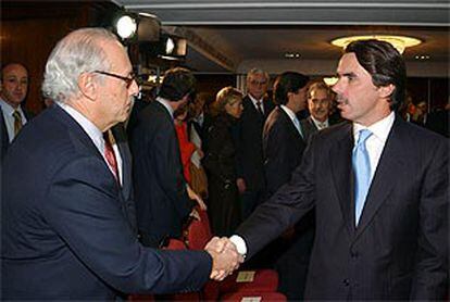 Aznar y Boyer se saludan en el acto de presentación de la fundación FAES