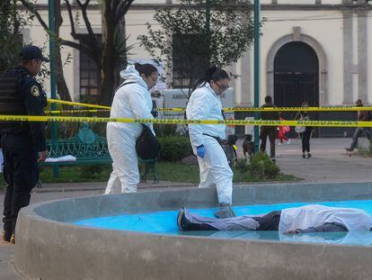 Elementos de la INCIFO acuden al peritaje del cuerpo de un hombre en Tacubaya (Ciudad de México), en febrero de 2020.