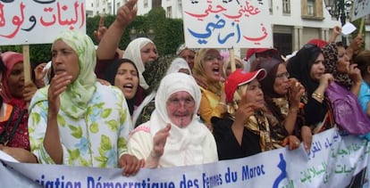 Manifestación de protesta de las 'soulaliyates' en Rabat en julio de 2009.