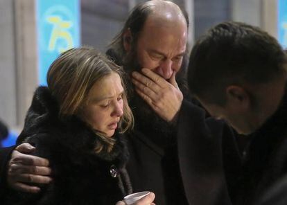 Familiares y amigos de las víctimas del avión siniestrado aguardan noticias en el aeropuerto de Orsk (Rusia), el 11 de febrero de 2018.