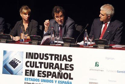 Marta Sánchez (empresa cultural Pragda); Carlos Alberdi, de AECID, y el productor Eliseo Álvarez, ayer en el Foro.
