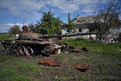 Tanque abandonado delante de una vivienda en la localidad de Kamianka.