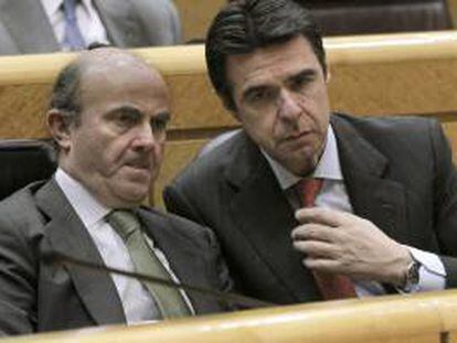 Los ministros españoles de Economía, Luis de Guindos (i), y el de Industria, José Manuel Soria (d). EFE/Archivo