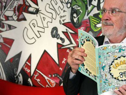 Forges posa con su nuevo libro en Bilbao.