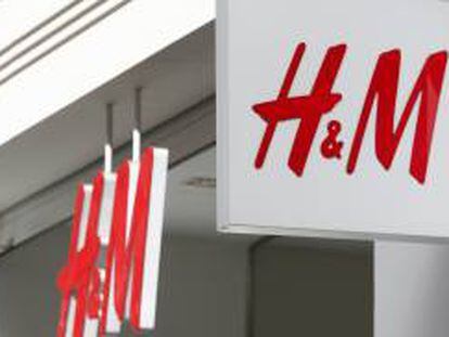 Logo de Hennes & Mauritz (H&M) en la Gran Via de Madrid.