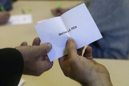 Un voluntario con una papeleta de Le Pen durante el recuento de votos en La Penne sur Huveaune, cerca de Marsella, sur de Francia.