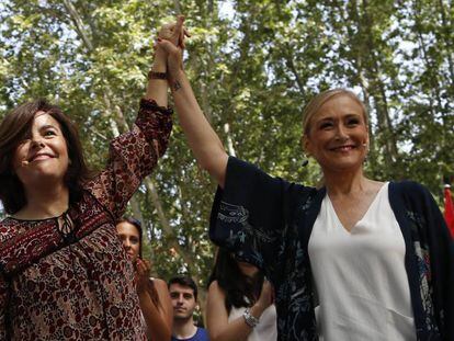 Soraya Sáenz de Santamaría y Cristina Cifuentes en un acto electoral hoy en Madrid.