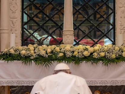 El papa Francisco reza este domingo frente a la tumba de Celestino V, en la Basílica de Santa María de Collemaggio, en L'Aquila (Italia).