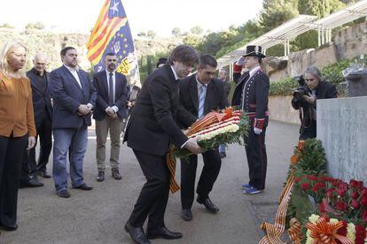 El presidente de la Generalitat, Carles Puigdemont, acompa&ntilde;ado por el vicepresidente, Oriol Junqueras, durante la ofrenda floral con motivo del 76 aniversario del fusilamiento de Lluis Companys. 