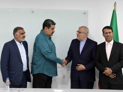 El presidente de Venezuela, Nicolás Maduro, saluda al ministro de Petróleo de Irán, Yavad Owji, el 2 de mayo en el Palacio de Miraflores.