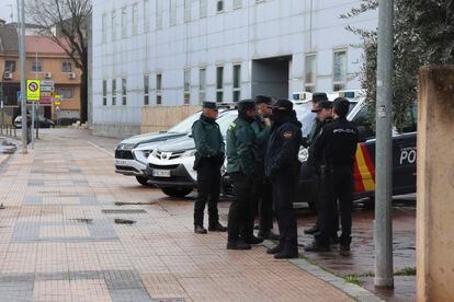 Police and civil guards at the entrance to the Cáceres courts this Saturday, during the judicial declaration of the confessed author of the crime.