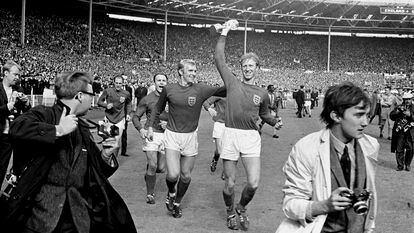 Jack Charlton, con la Copa del Mundo en la mano, en Wembley después de que Inglaterra derrotase a Alemania Federal en la final del Mundial.