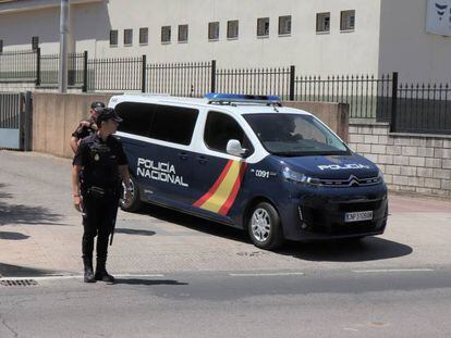 Un furgón policial traslada desde los juzgados de Cáceres al centro penitenciario de esta ciudad a los dos detenidos