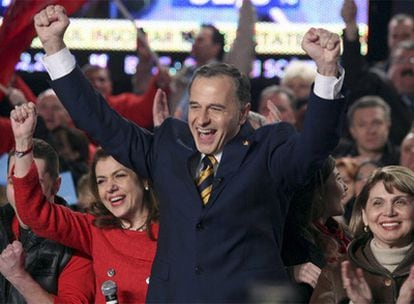 Mircea Geoana celebra en la sede de su partido los resultados preliminares de los comicios.