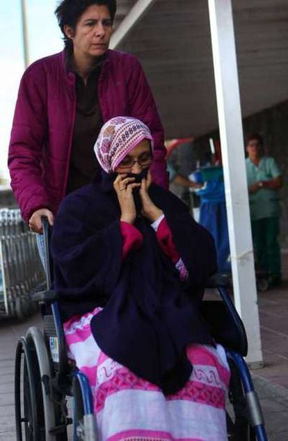 La activista saharaui, en silla de ruedas, este lunes en el aeropuerto de Lanzarote.