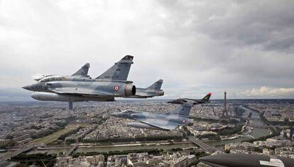 Cuatro aviones Mirage 2000C y un jet Alpha vuelan cerca de la Torre Eiffel por el Día de la Bastilla en París, Francia.