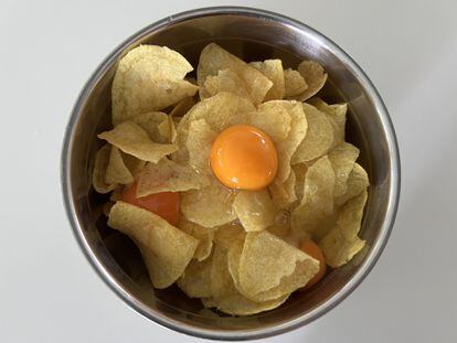 Bol con patatas chips y yemas de huevo.