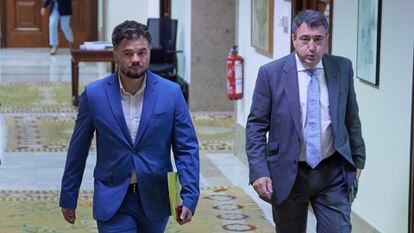 Los portavoces de ERC y PNV, Gabriel Rufián (a la izquierda) y Aitor Esteban, en los pasillos del Congreso el 24 de mayo.