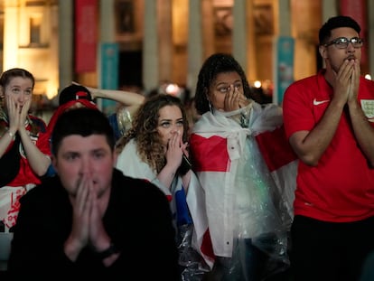 Reacción de los fans de Inglaterra en Trafalgar Square de Londres durante los penaltis que ganó Italia en la final de la Eurocopa