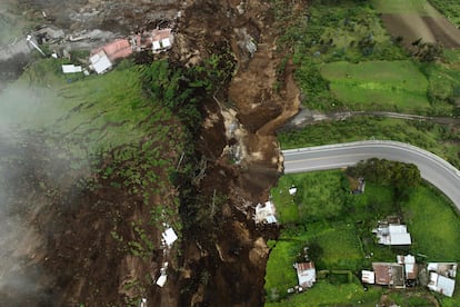 Vista aérea del barrio Nueva Alausí tras el alud, en Ecuador.