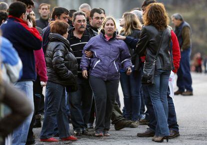 Familiares de las víctimas a su llegada al pozo.