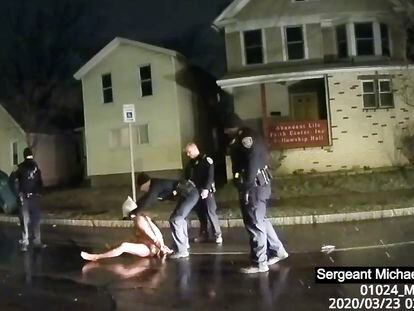 Grabación del arresto de Daniel Prude, el 23 de marzo en Rochester, Nueva York.  VÍDEO: AP
