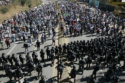 Agentes de la Policía Federal Preventiva dispersa a un grupo de manifestantes en Oaxaca