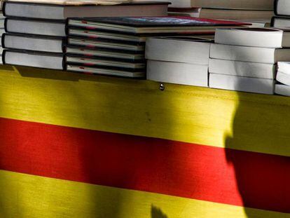 Llibres sobre una senyera al Sant Jordi del 2019.