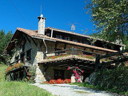 Exterior de la casa rural vizcaína Txopebenta.