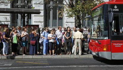 Pasajeros en una parada de la EMT durante el D&iacute;a sin coche. 