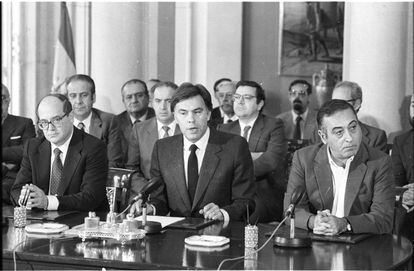 Felipe González, entre José María Cuevas (presidente de la CEOE, izquierda) y Nicolás Redondo (secretario general de UGT), en el acto de firma del Acuerdo Económico y Social (AES) en octubre de 1984.