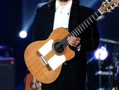 Raimundo Amador con una de sus guitarras tras una actuación en 2000.