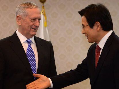  Hwang Kyo-ahn, Jefe de Estado de Corea del Sur saluda al Secretario de Defensa estadounidense en Se&uacute;l este jueves.