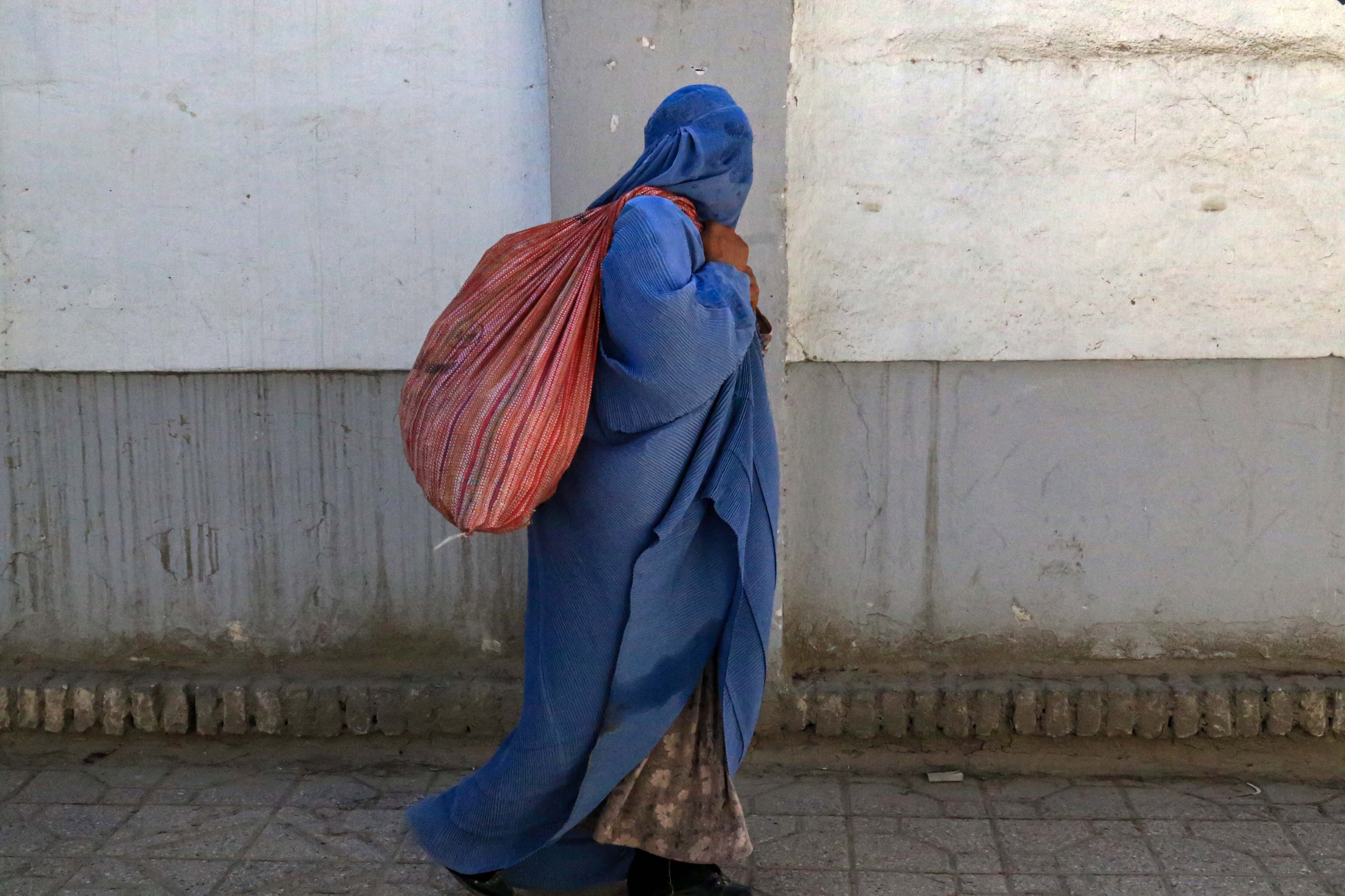 Una mujer vestida con burka camina por una calle de Kabul, el 14 de agosto.