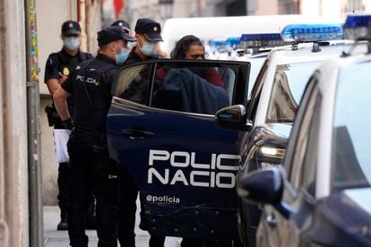 El cantante Diego El Cigala saliendo detenido de comisaría, en Madrid.