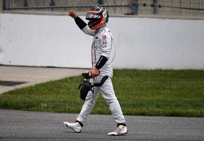 Alonso, que marchó al óvalo de Indiana con las ilusiones de volver a sonreír tras años malos montado en su McLaren-Honda en la Fórmula 1, volvió a encontrarse con el sabor de la derrota y el abandono.