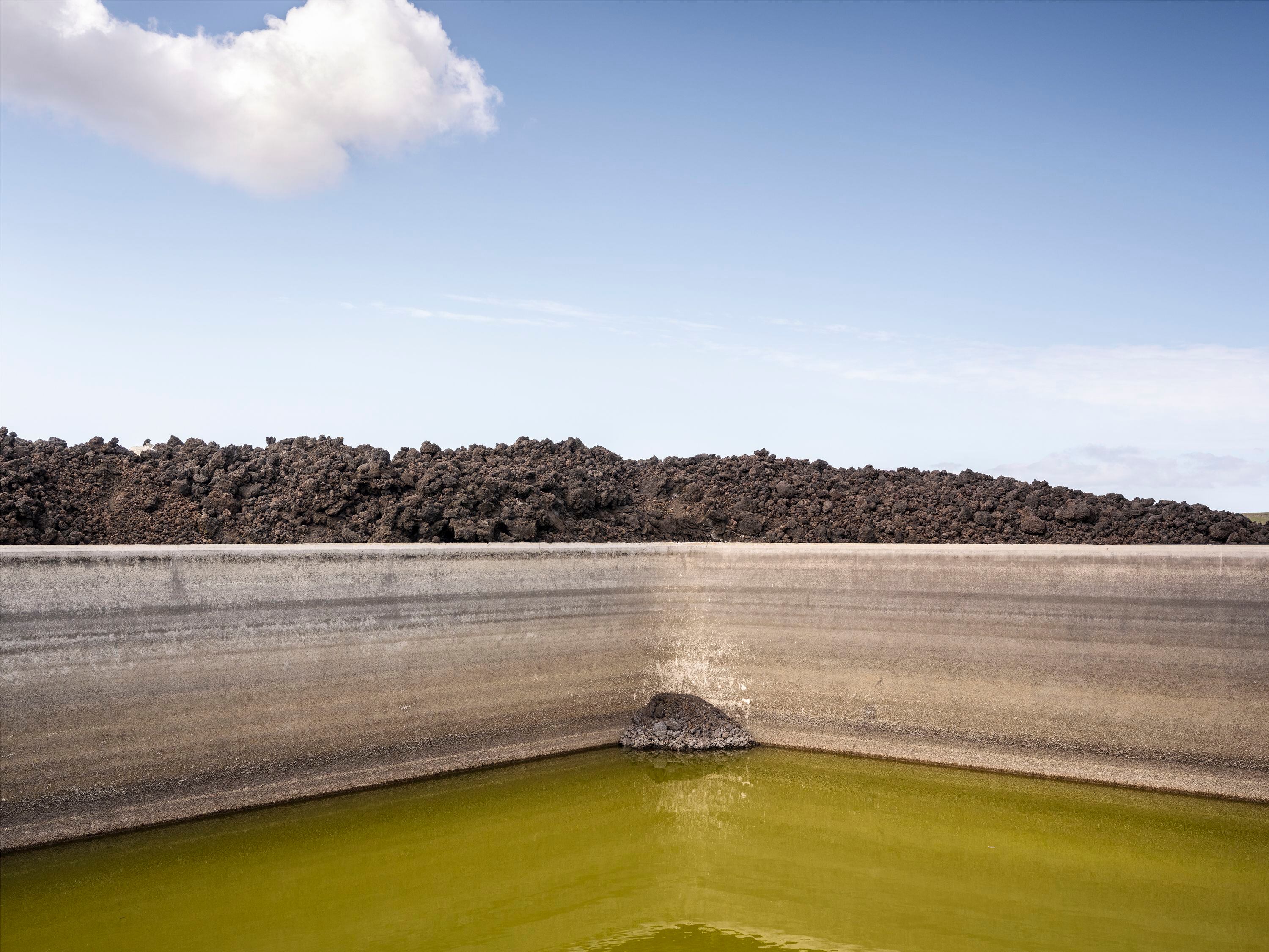 Abril de 2022. Depósito de agua en Los Llanos de Aridane, dedicado a los cultivos, donde llegó la colada hasta el límite.